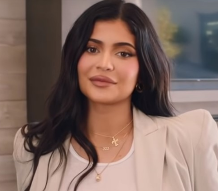 كايلي جينر تنشر صور تاركة سحاب بنطالها مفتوح